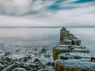 Obraz Wieloczęściowy Skalista Plaża I Drewniane Falochrony 3D