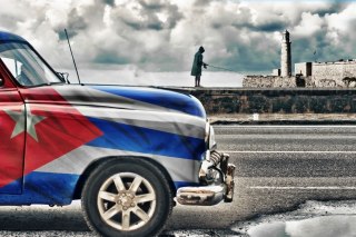 Obraz Wieloczęściowy Samochód Z Kubańską Flagą Na Ulicach Hawany