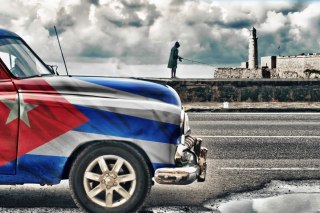 Obraz Wieloczęściowy Samochód Z Kubańską Flagą Na Ulicach Hawany