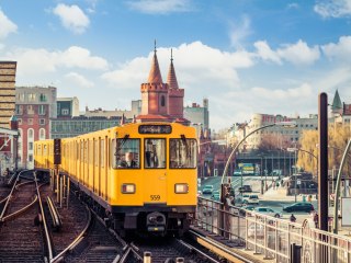 Obraz Wieloczęściowy Żółty Pociąg W Berlinie Na Torach Kolejowych