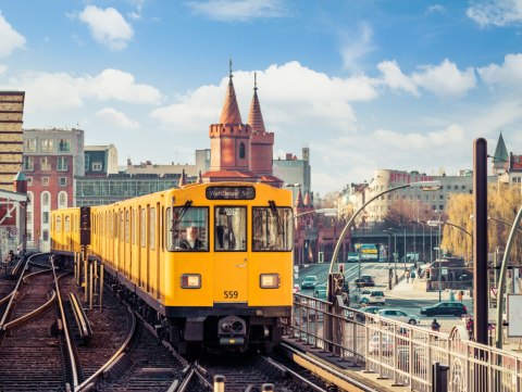 Obraz Wieloczęściowy Żółty Pociąg W Berlinie Na Torach Kolejowych
