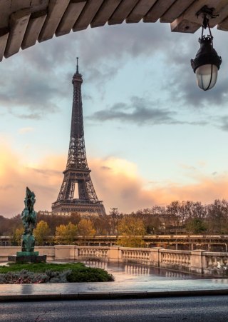 Plakat Widok Na Wieżę Eiffla Z Mostu Bir Hakeim