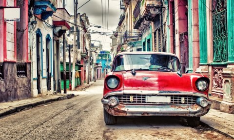 Obraz Wieloczęściowy Czerwony Samochód Chevroleta W Stylu Retro
