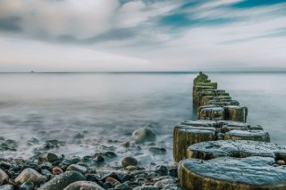 Obraz Wieloczęściowy Skalista Plaża I Drewniane Falochrony 3D