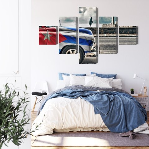 Obraz Wieloczęściowy Samochód Z Kubańską Flagą Na Ulicach Hawany