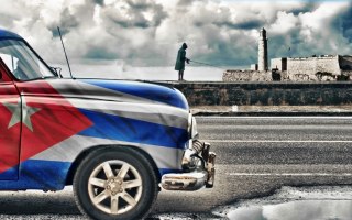 Obraz Wieloczęściowy Samochód Z Kubańską Flagą Na Ulicach Hawany